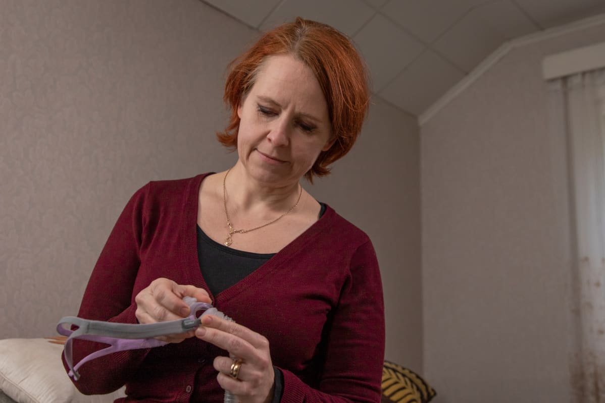 Hanna Tuovila cpap-maskin kanssa.