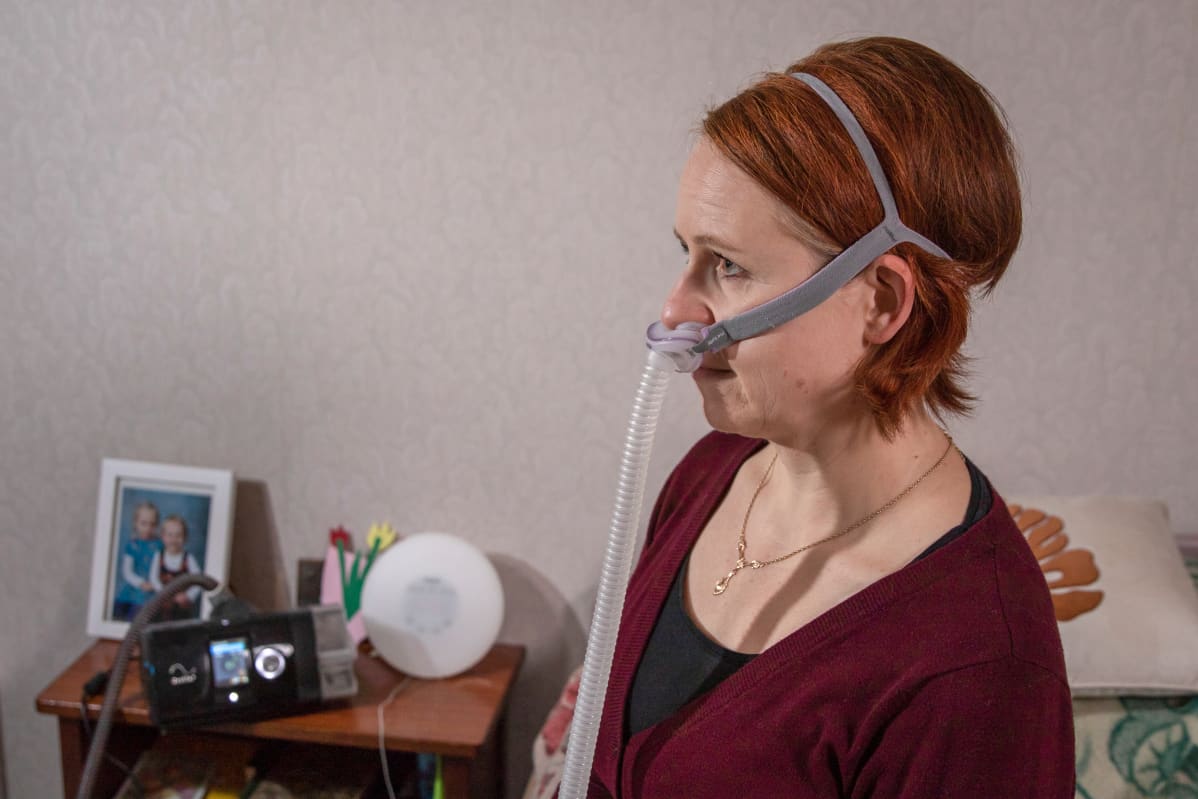Hanna Tuovila CPAP-laitteen kanssa.