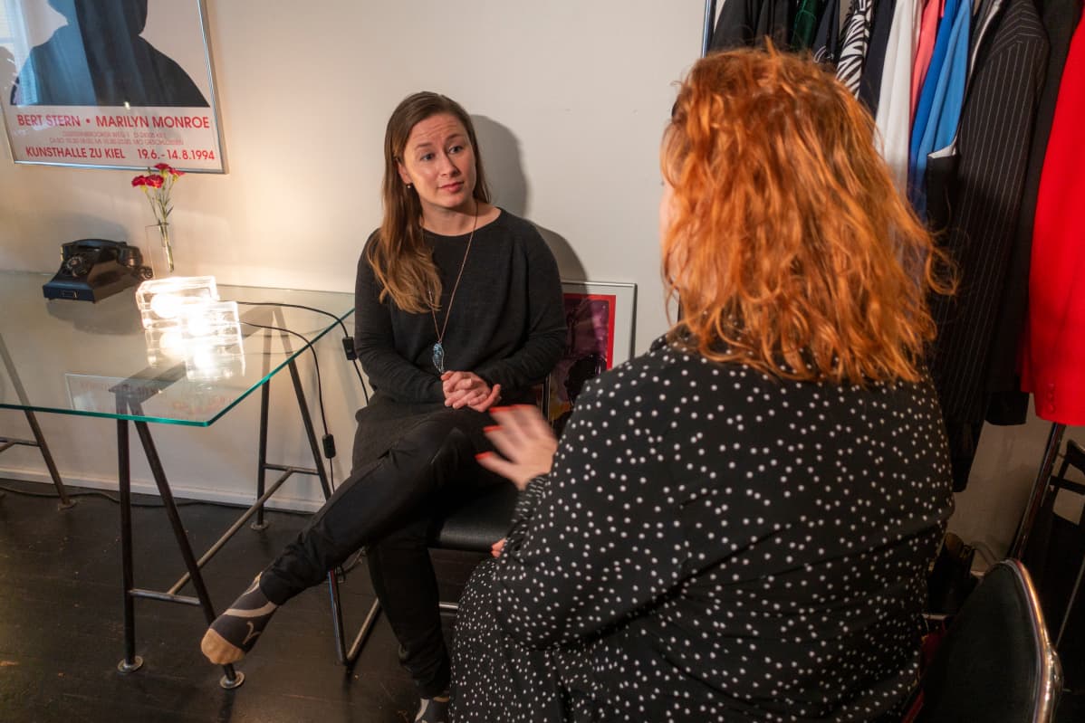 Tutkija ja sosiaalipsykologi Maria Rakkolainen keskustelee naisen kanssa.