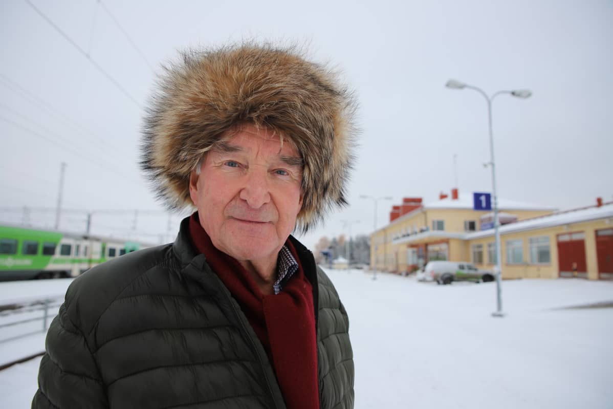Jaakko Ylitalo Rovaniemen rautatieasemalla karvalakki päässä.