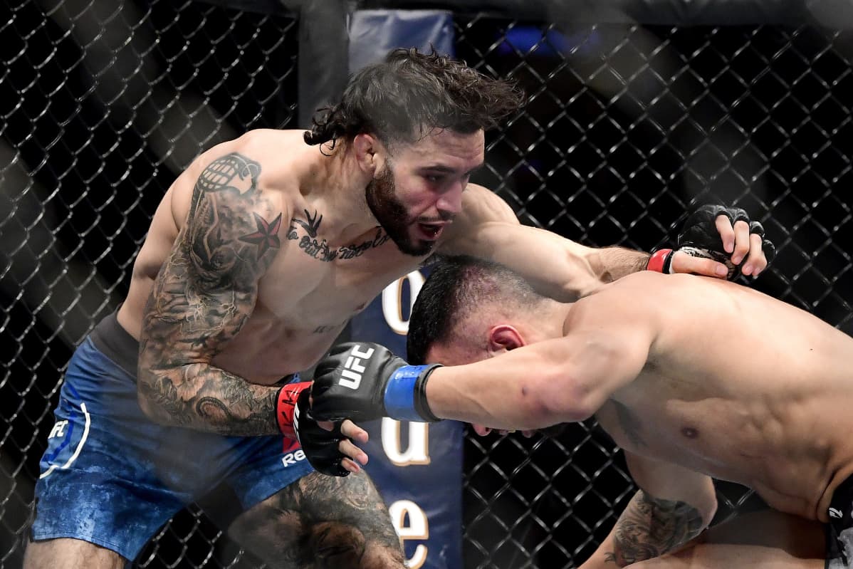 Shane Burgos ja Makwan Amirkhani vaihtavat iskuja.