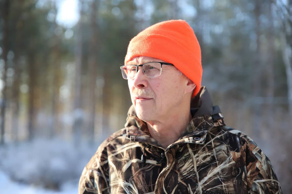Jouni Tuovinen katsoo eteenpäin.