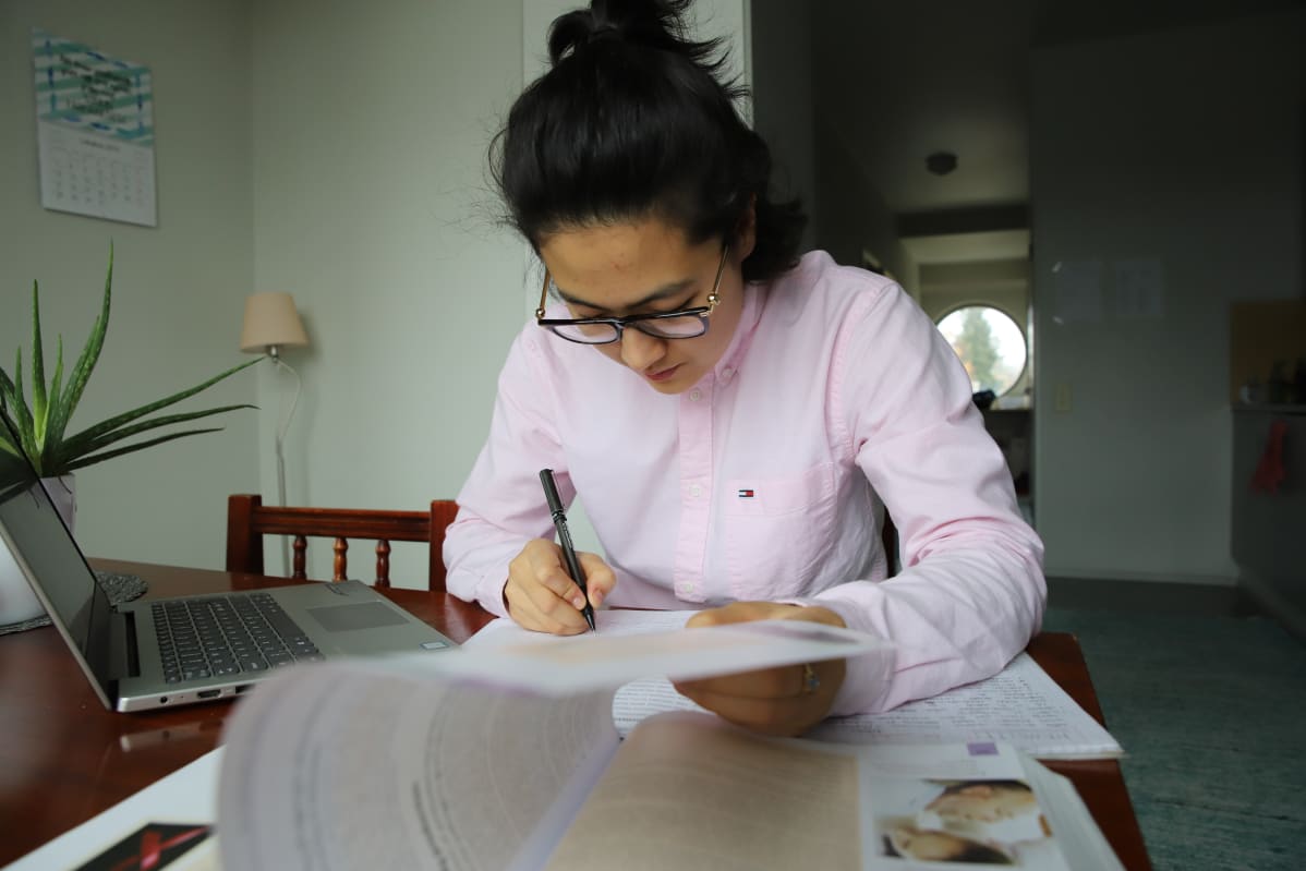 Idikut opiskelee