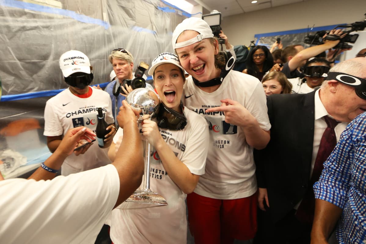 Suomeen saapuvat Belgian tähdet Kim Mestdagh ja Emma Meesseman juhlivat kuukausi sitten NBA:n mestaruutta.