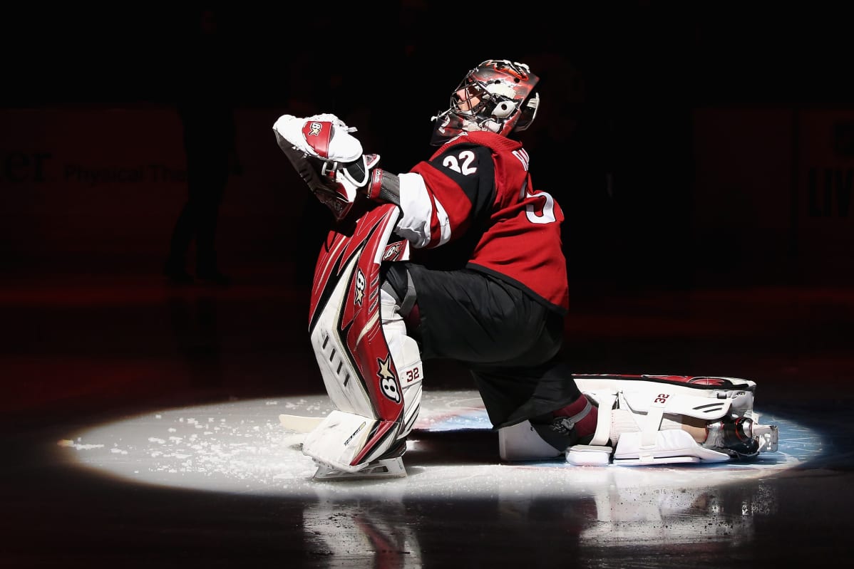 Antti Raanta polvistuneena jäällä.