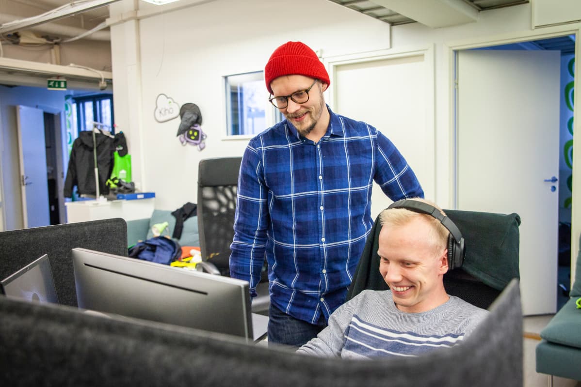 Kihon Antti Koponen ja - tarkastelevat koodia Kihon toimistolla.