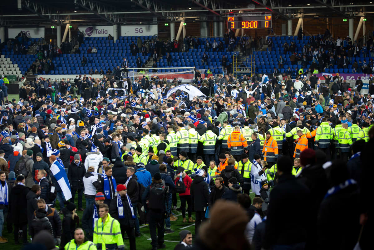 Kannattajat Töölön jalkapallostadionilla FINLIE