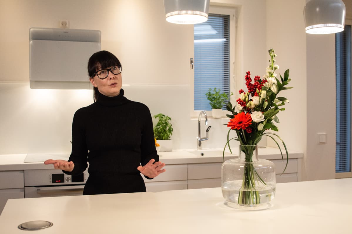 Sisustusbloggari Miia Salmi puhuu keittiössään