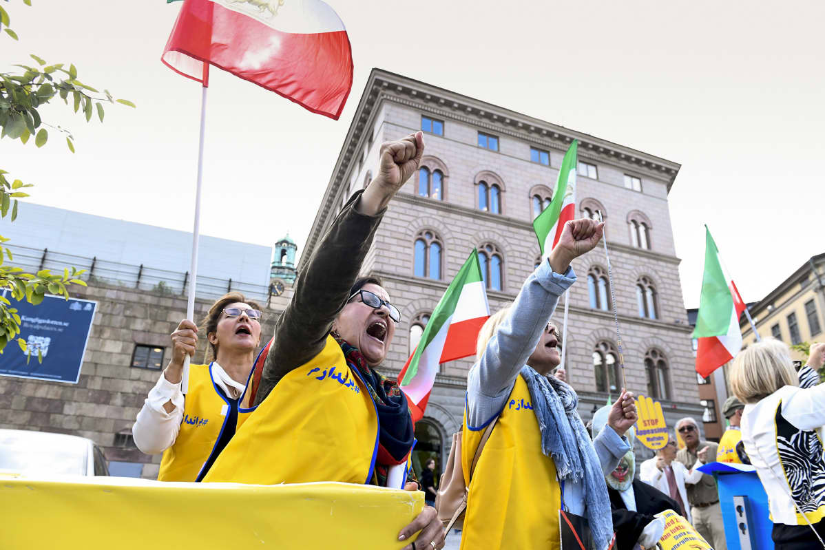Iranin ulkoministerin vierailu Ruotsissa. Mielenosoitus Ruotsin parlamenttirakennuksen edessä 20. elokuuta 2019