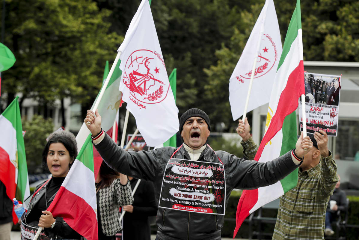 Iranin ulkoministerin vierailu Norjassa. Mielenosoitus Norjan parlamenttirakennuksen edessä 22. elokuuta 2019
