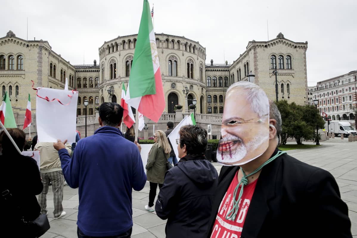 Iranin ulkoministerin vierailu Norjassa. Mielenosoitus Norjan parlamenttirakennuksen edessä 22. elokuuta 2019.