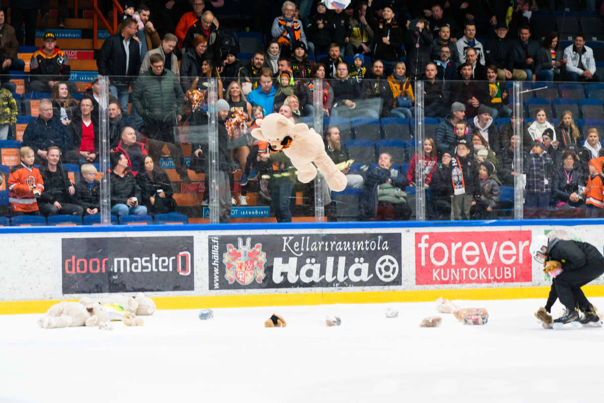 HPK-Ilves kotijoukkueen ensimmäisen maalin kunniaksi nallet lensivät jäälle Joulupuu-keräyksen merkeissä