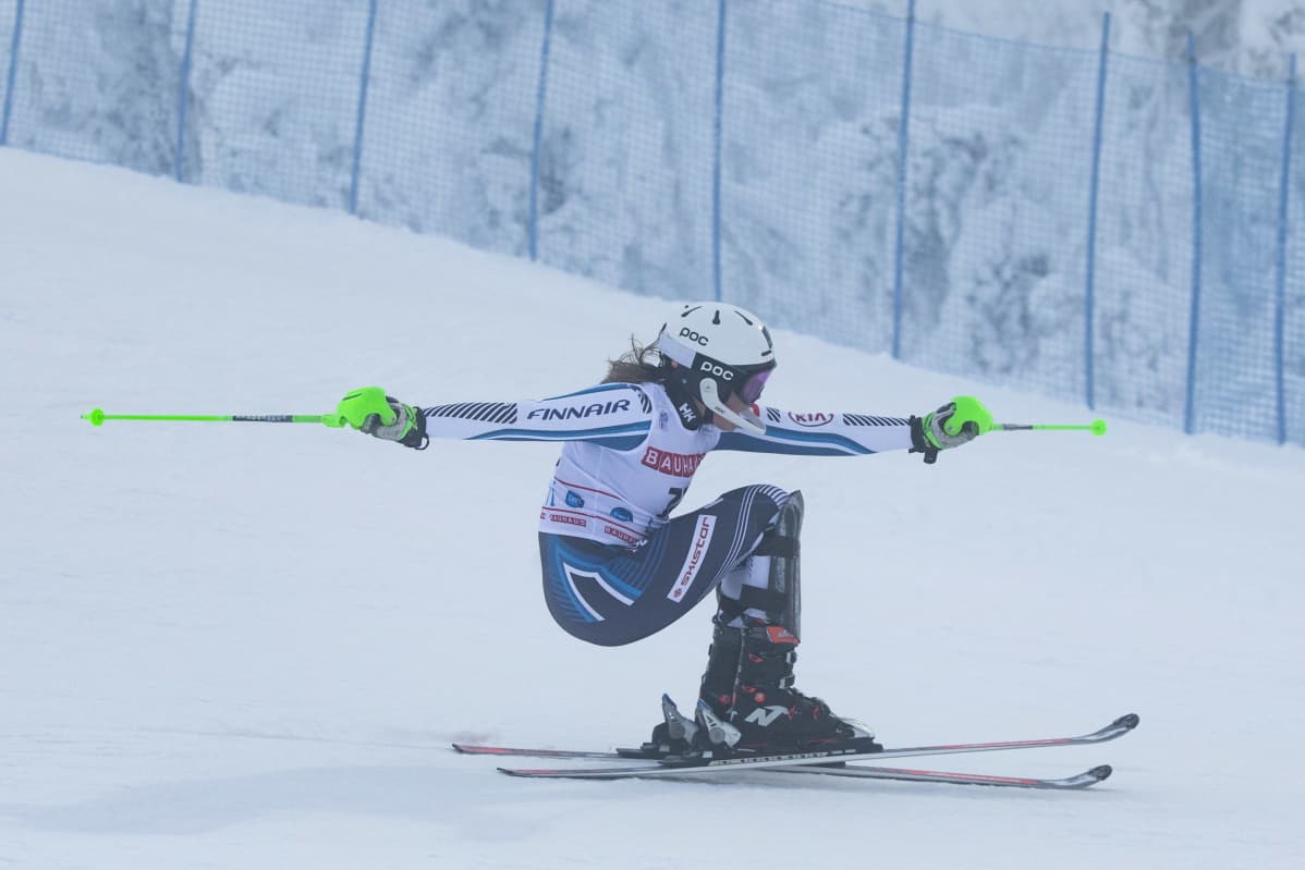 Julia Toiviainen tasapainottelee rinteessä.