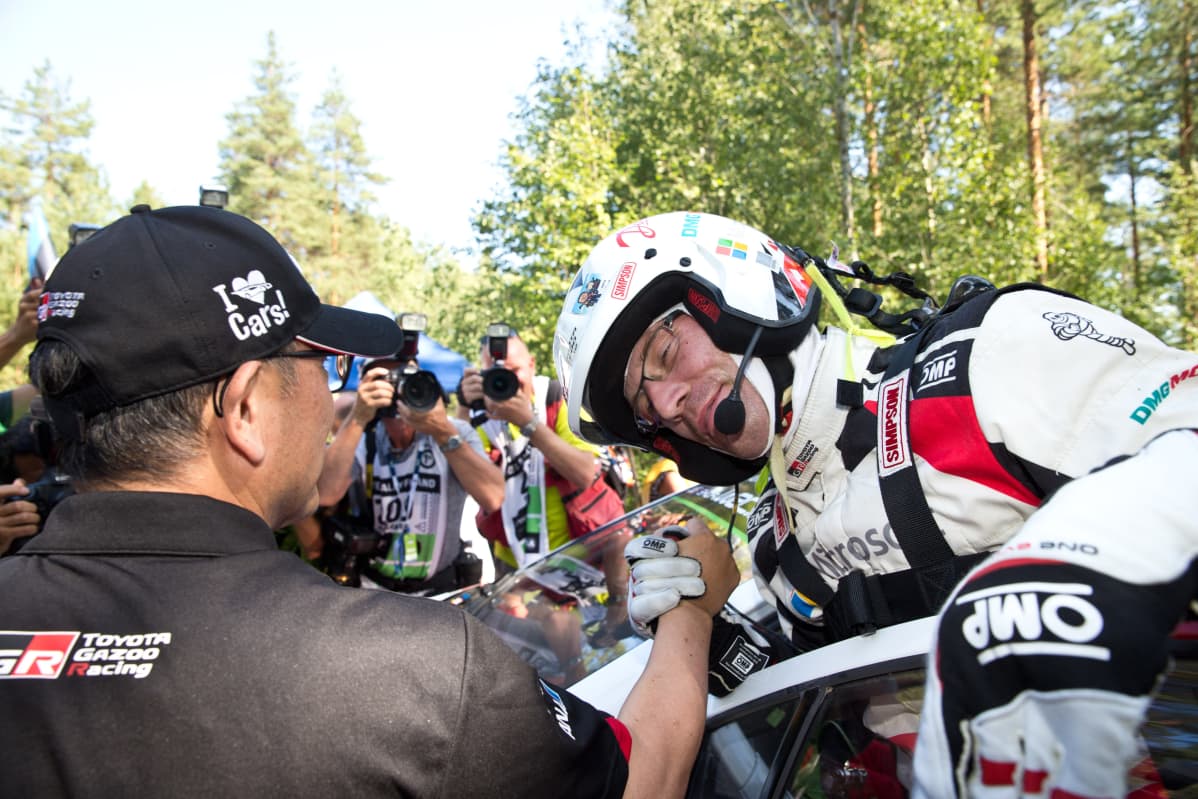 Akio Toyoda onnitteli Jari-Matti Latvalaa Jyväskylän MM-rallissa 2018