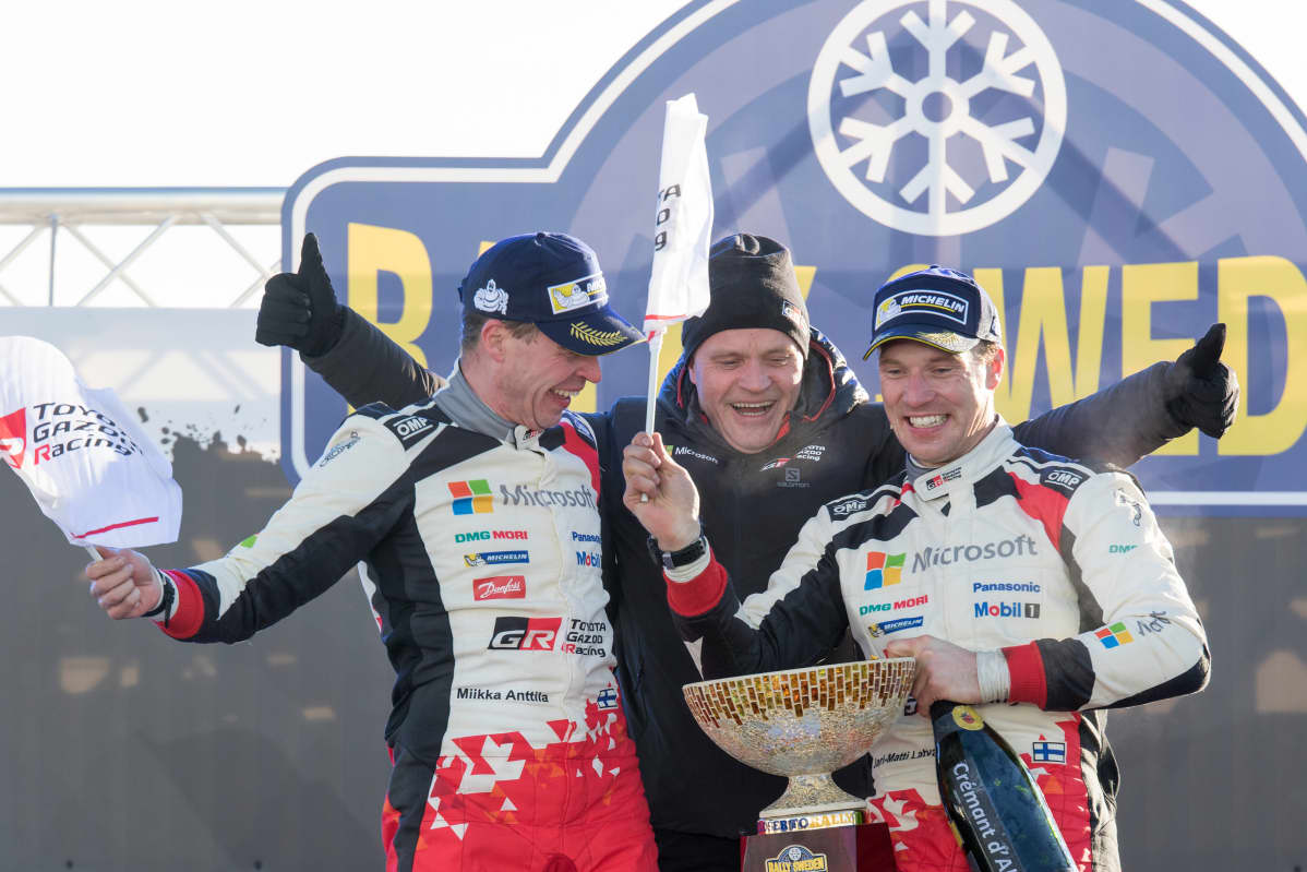 Jari-Matti Latvala (oik.) juhli voittoa Ruotsissa yhdessä kartturinsa Miikka Anttilan (vas.) ja tallipäällikkö Tommi Mäkisen kanssa.