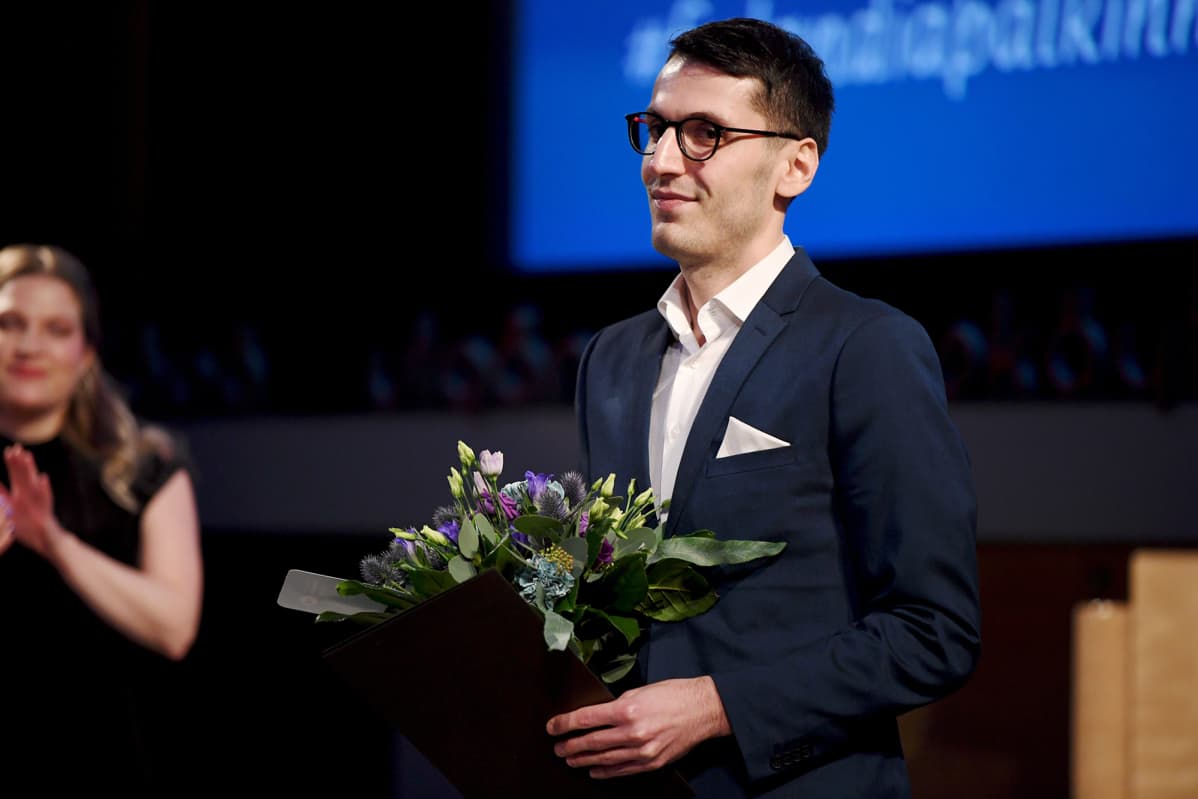 Pajtim Statovci vastaanotti kaunokirjallisuuden Finlandia-palkinnon Helsingissä 27. marraskuuta 2019