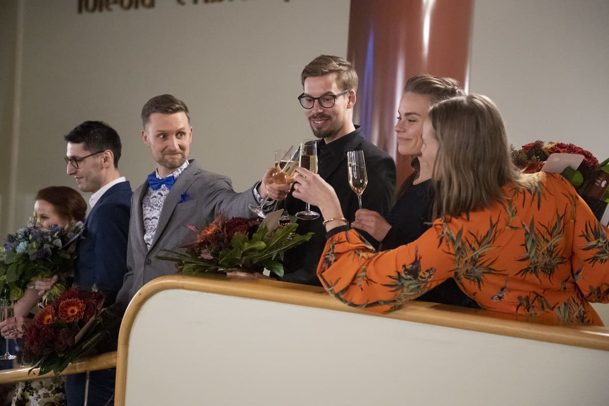 Lasten ja nuorten Finlandian voittaja Marisha Rasi-Koskinen (vas.),kaunokirjallisuuden Finlandia-palkinnon voittaja Pajtim Statovci, tietokirjallisuuden Finlandian voittajat Jenni Räinä,Pekka Juntti, Anssi Jokiranta, Anna Ruohonen ja Jenni Räinä kaunokirjallisuuden Finlandia-palkinnon voittaja Pajtim Statovci poseeraavat lavalla palkinnonjakotilaisuudessa Helsingissä 27. marraskuuta 2019.