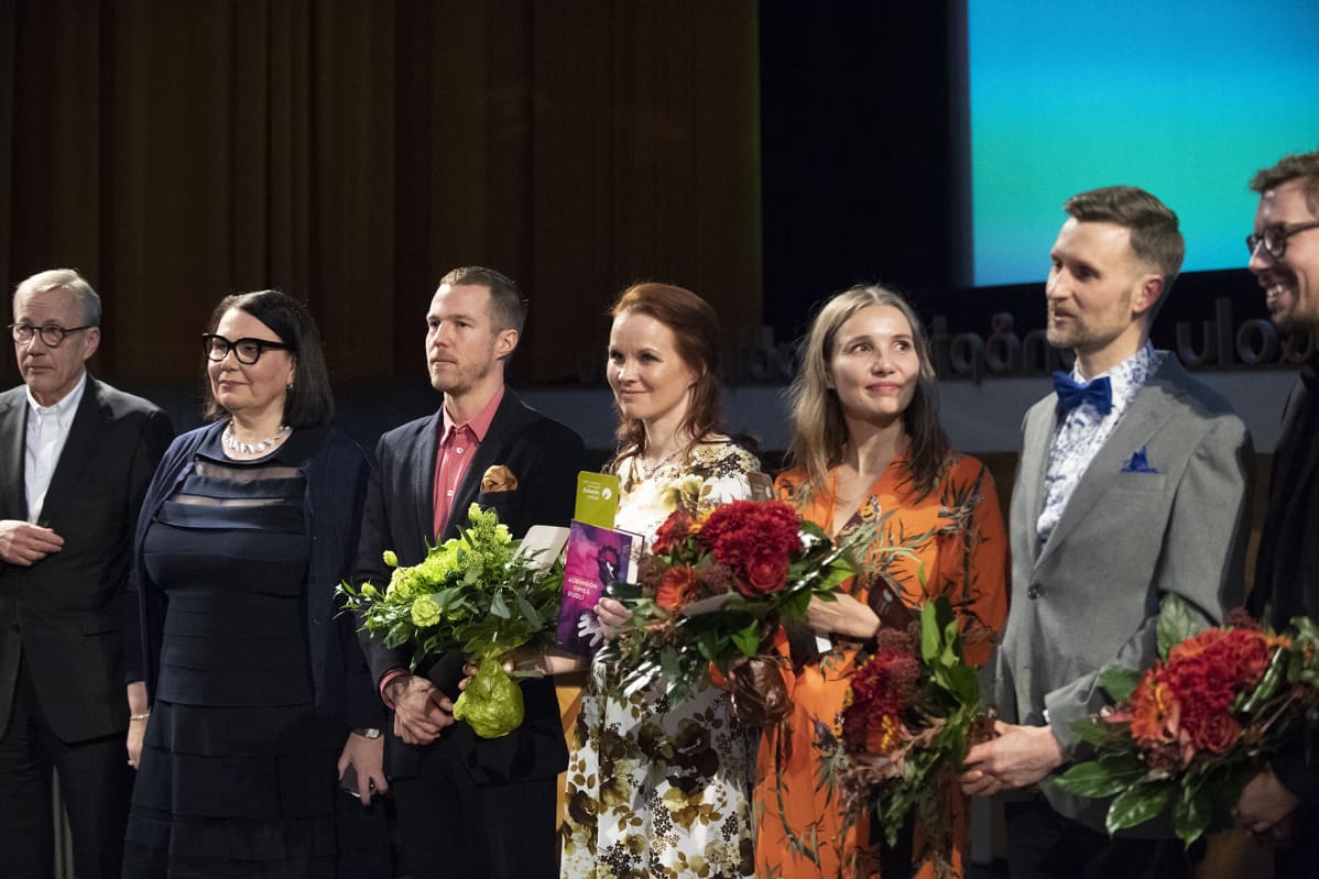Valitsijat Aalto-yliopiston emeritusprofessori, ekonomisti Sixten Korkman (vas.), Yleisradion toimitusjohtaja Merja Ylä-Anttila ja Olavi Uusivirta poseeraavat yhdessä palkittujen Marisha Rasi-Koskisen lasten ja nuorten Finlandian voittajan, tietokirjallisuuden Finlandian voittajien Jenni Räinän, Pekka Juntin, Anssi Jokirannan ja Anna Ruohosen ja kaunokirjallisuuden Finlandia-palkinnon voittajan Pajtim Statovcin