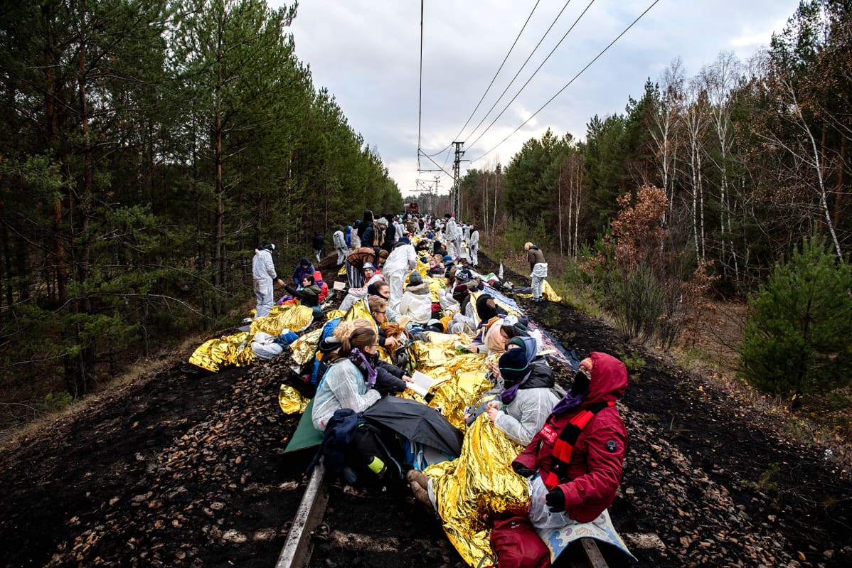 Ilmastoaktivistit tukkivat ruskohiilivoimalaan johtavan rautatien Jaenschwaldessa Saksassa 30. marraskuuta.