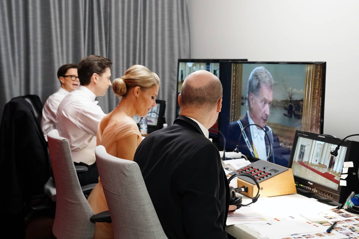 Ari Hakahuhta, Ella Kanninen, Jussi-pekka Rantanen ja Sami Sykkö selostamokopissa presidentinlinnassa.