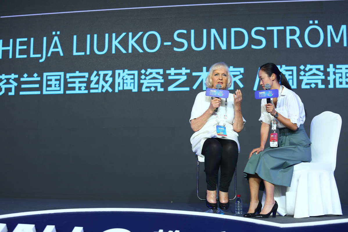 Keramiikkataiteilija Heljä Liukko-Sundström esiintymässä Shanghaissa.