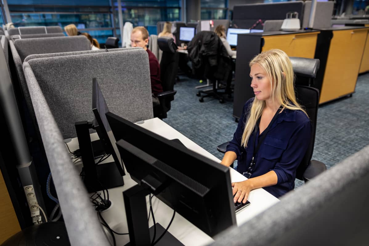 Asiakkuusasiantuntija Maijuliisa Korhonen vastaa asiakkaiden viesteihin Danske Bankin chat-palvelussa. Työvälineenä hänellä on tietokone ja siinä kaksi näyttöä. Yhteydenottoja tulee palveluun tuhansia joka viikko.