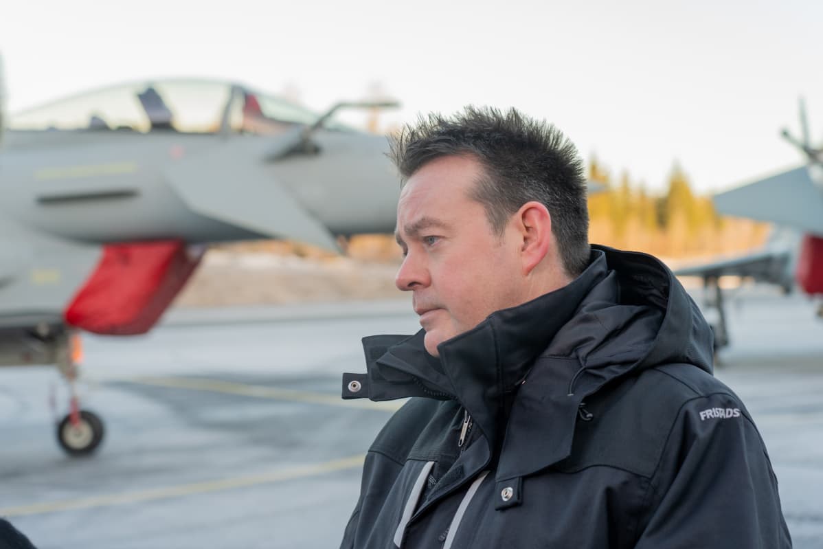 BAE Systemsin HX-kampanjan johtaja John Rossall Satakunnan lennoston kentällä.