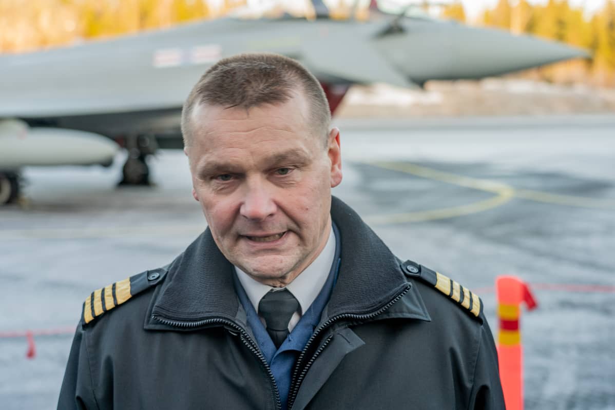 HX-hankejohtaja, eversti Juha-Pekka Keränen Satakunnan lennoston kentällä