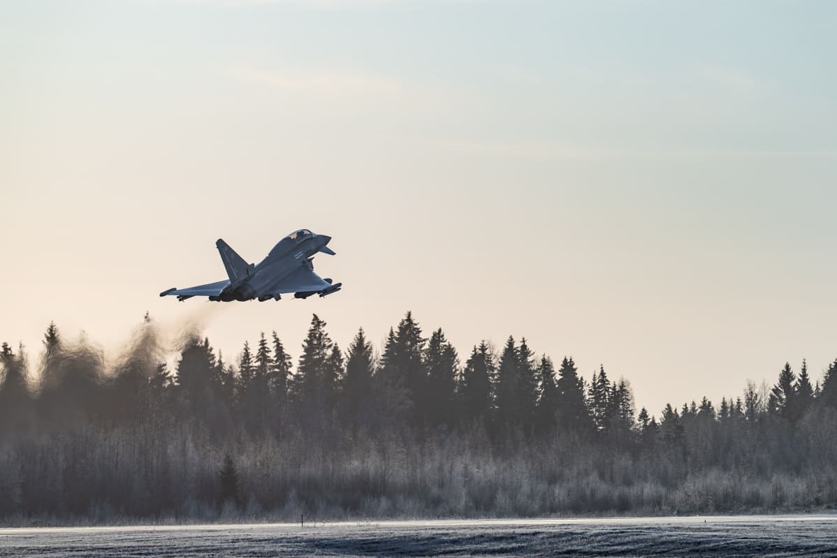 Eurofighter Typhoon-hävittäjä nousee Pirkkalan lentokentältä.