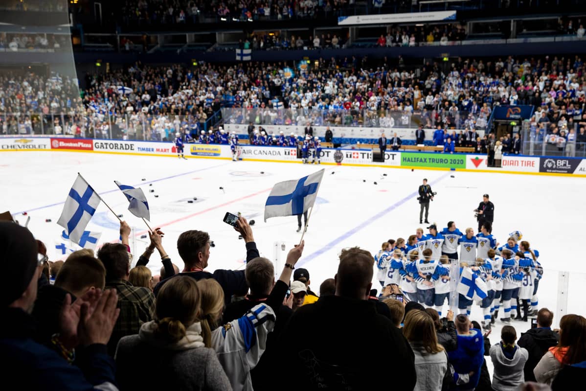 Yleisö ja Suomen joukkue odottivat videotarkistuksen tulosta.