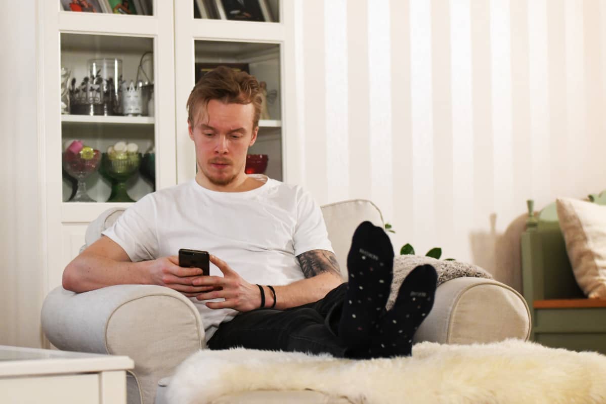 Jonathan Iilahti selaa puhelinta