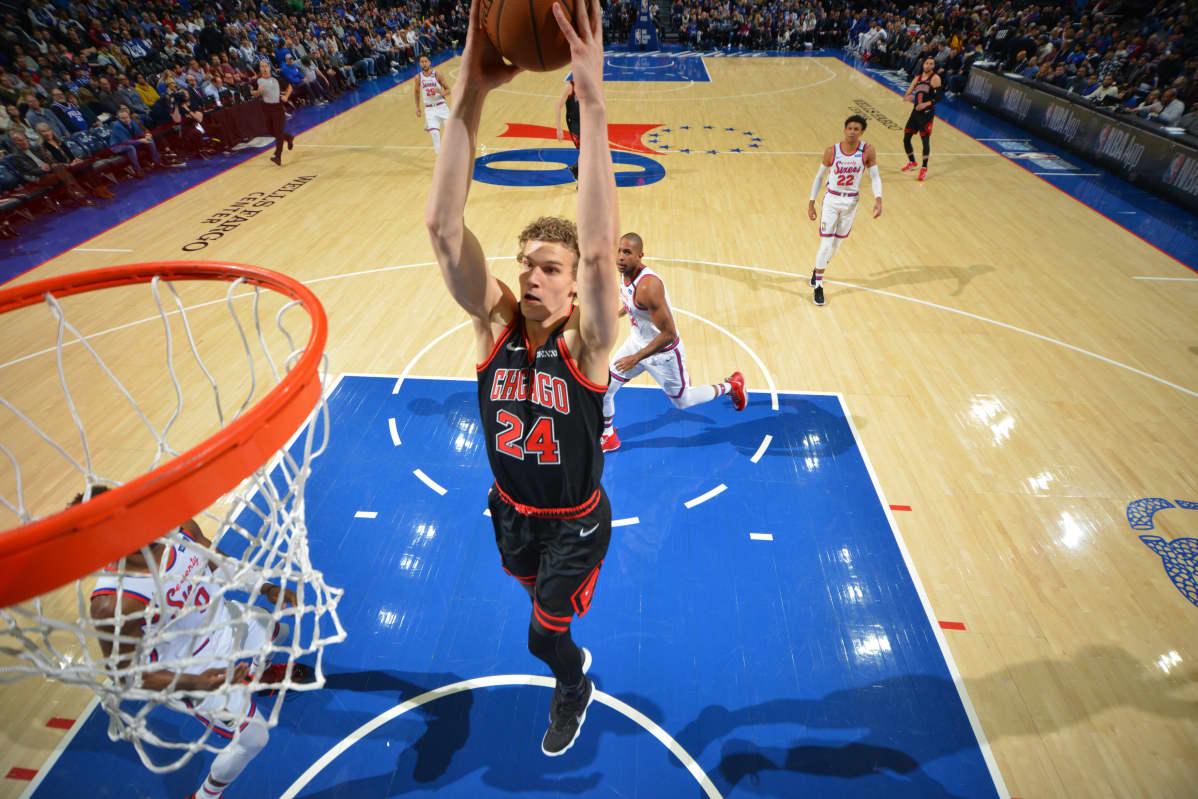 Lauri Markkanen donkkaa Philadelphia-pelissä.