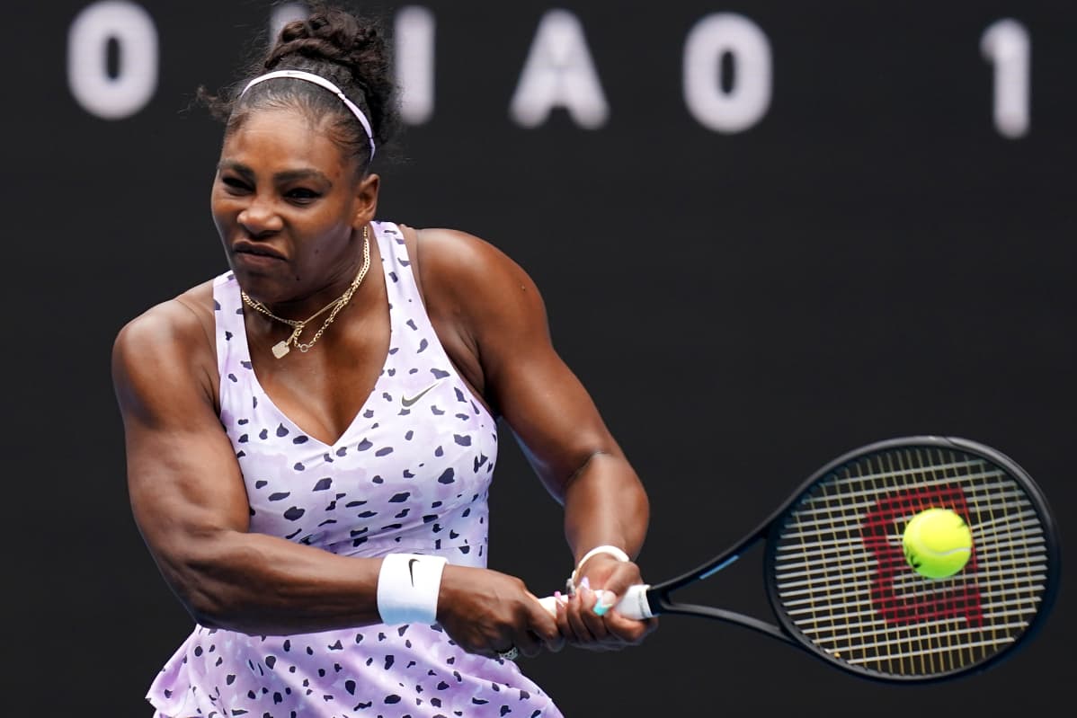 Serena Williams lyö palloa.