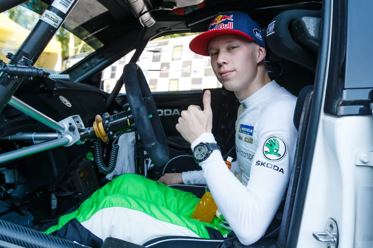 Kalle Rovanperä istuu autossa ja näyttää peukkua.