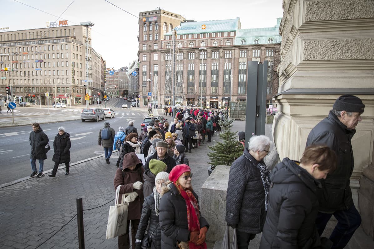 Ihmiset jonottavat Schjerfbeckin näyttelyyn Ateneumin edustalla.
