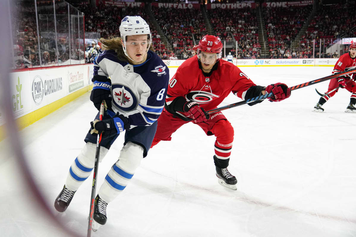 Sami Niku ja Sebastian Aho kaukalossa.
