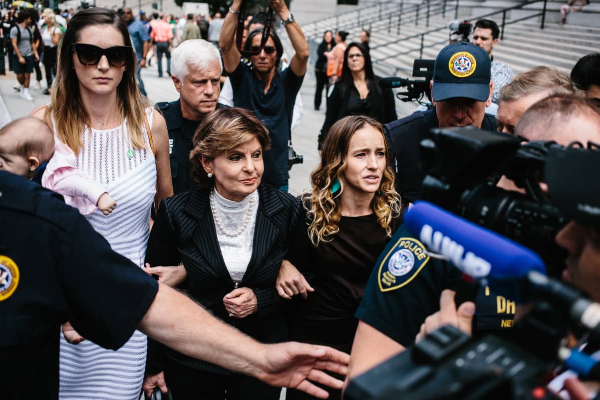 Epsteinin uhri ja heidän asianajajansa Gloria Allred puhuvat tiedotusvälineille
