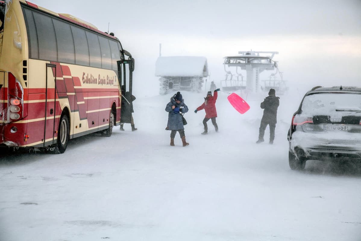 Matkailijoita Saariselällä.