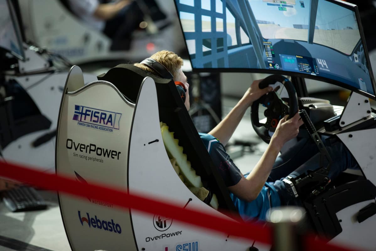 Sim racing-rigi Joensuun SM-viikolla.