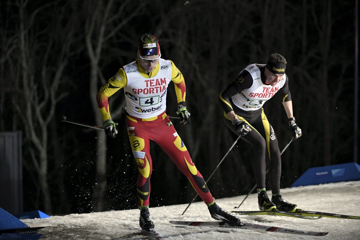 Pohti SkiTeamin Juuso Mäkelä ja Ilmajoen Kisailijoiden Timo Mantere (oik.) kisasivat maastohiihdon Suomen cupin miesten viestissä Hakunilassa 15. tammikuuta 2020.