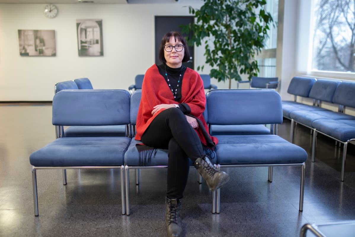 Ilona Rönkkö istuu Hämeenlinnan terveysaseman penkillä.