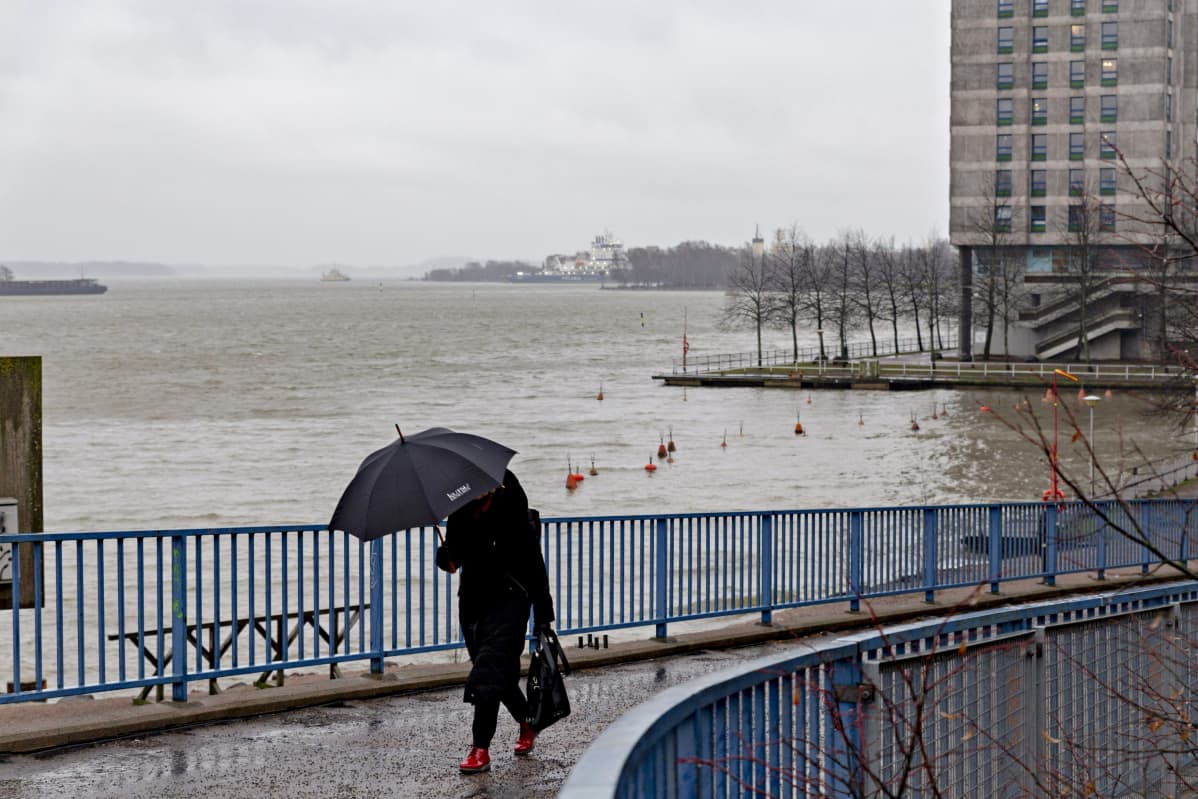 Jalankulkija Merihaassa Helsingissä 10. helmikuuta 2020.