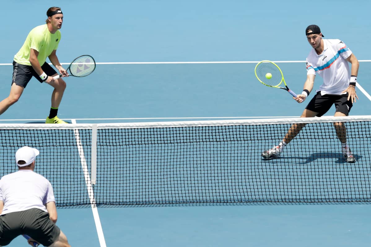 Henri Kontinen ja Jan-Lennard Struff tositoimissa.