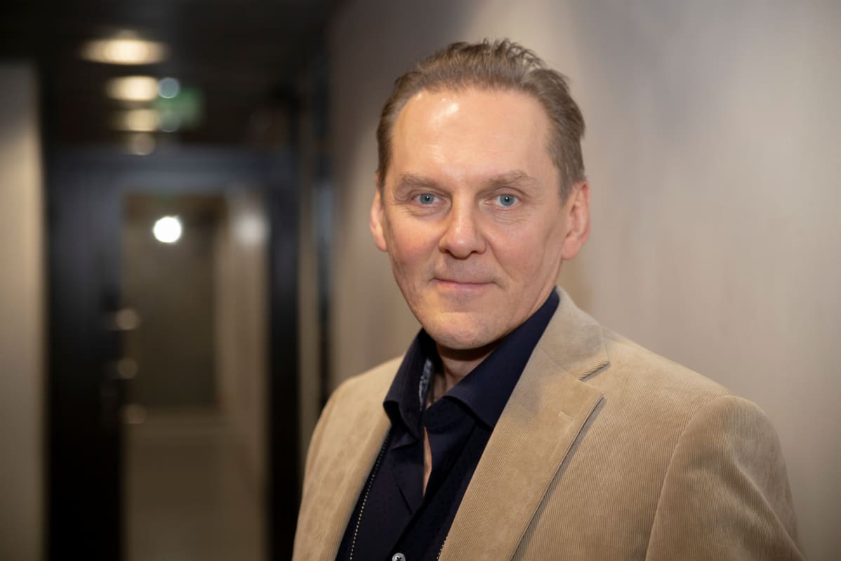 Rikoskomisario Hannu Kortelainen Helsingin poliisista katsoo kameraan. Hän on petoksia tutkivan ryhmän johtaja.