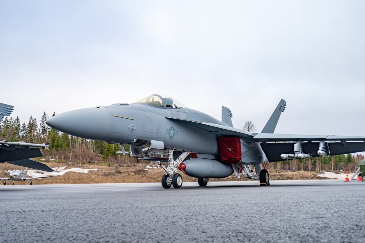 Super Hornet Satakunnan lennoston kentällä Pirkkalassa.