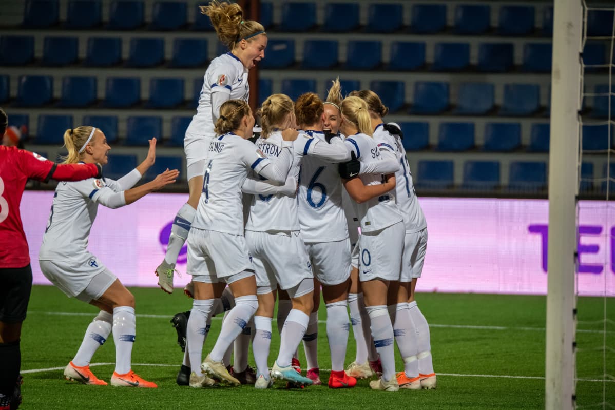 Naisten jalkapallomaajoukkue