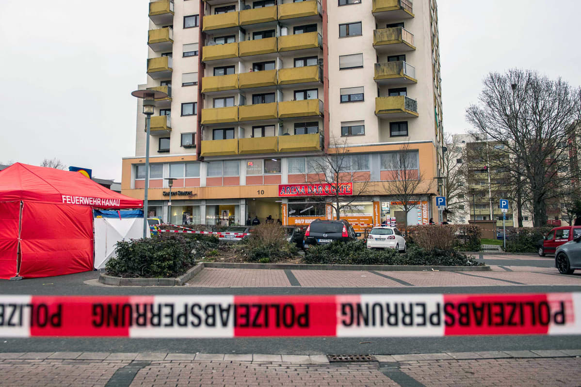 Poliisin eristysnauha joukkoampumispaikalla Saksan Hanaussa.