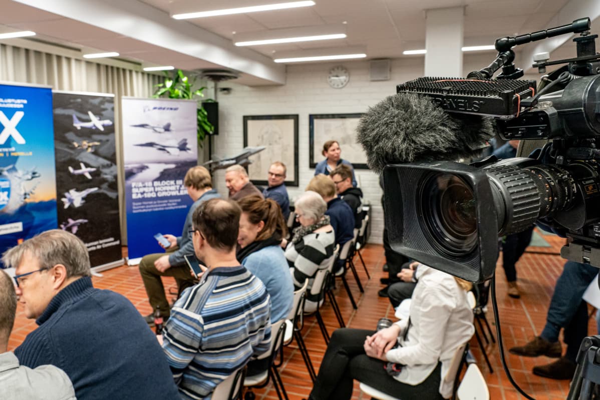 Journalisteja HX-hankkeen tiedotustilaisuudessa Satakunnan lennoston tiloissa.