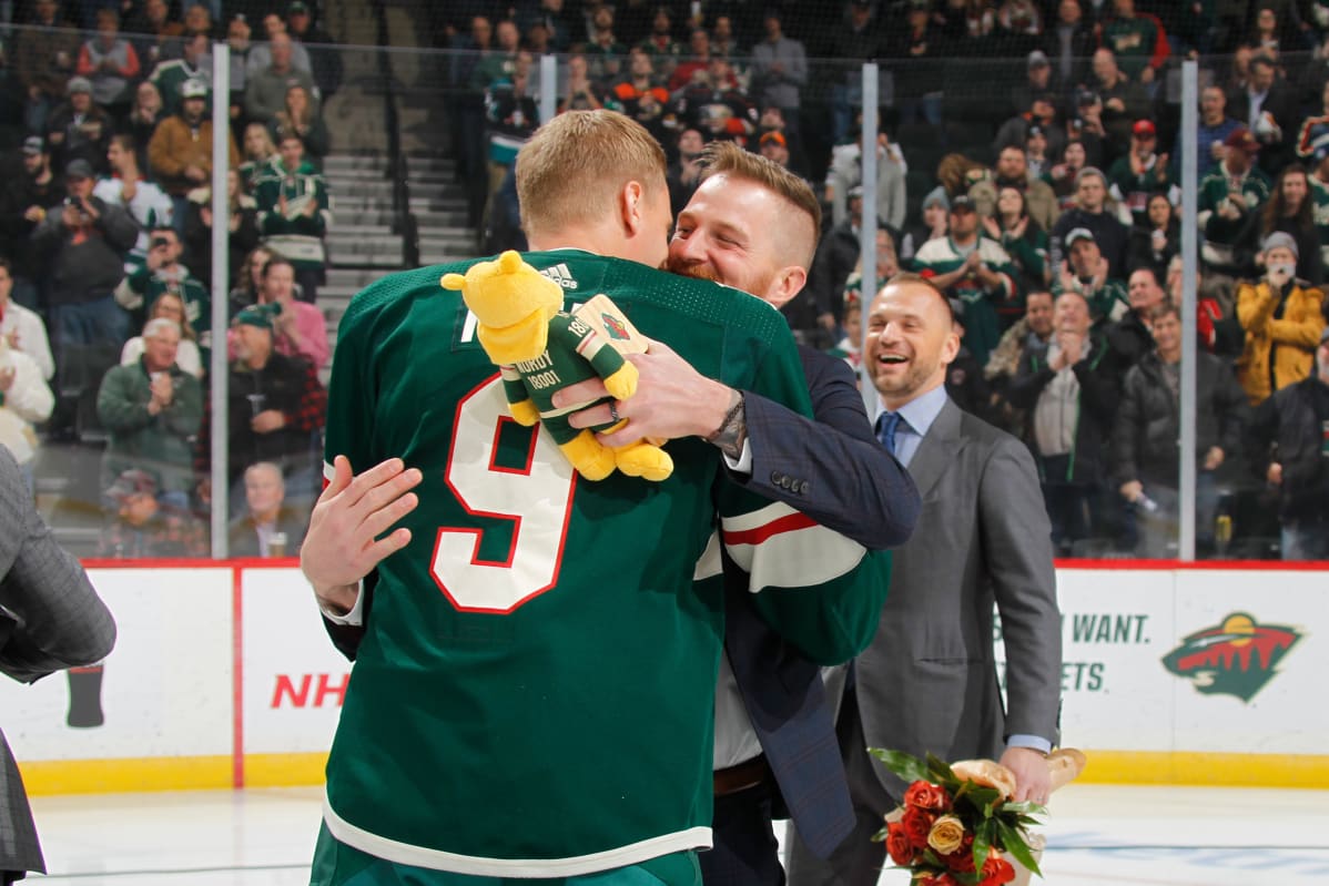 Kyle Brodziak ja Marian Gaborik onnittelevat Mikko Koivua tuhannesta NHL-ottelusta.