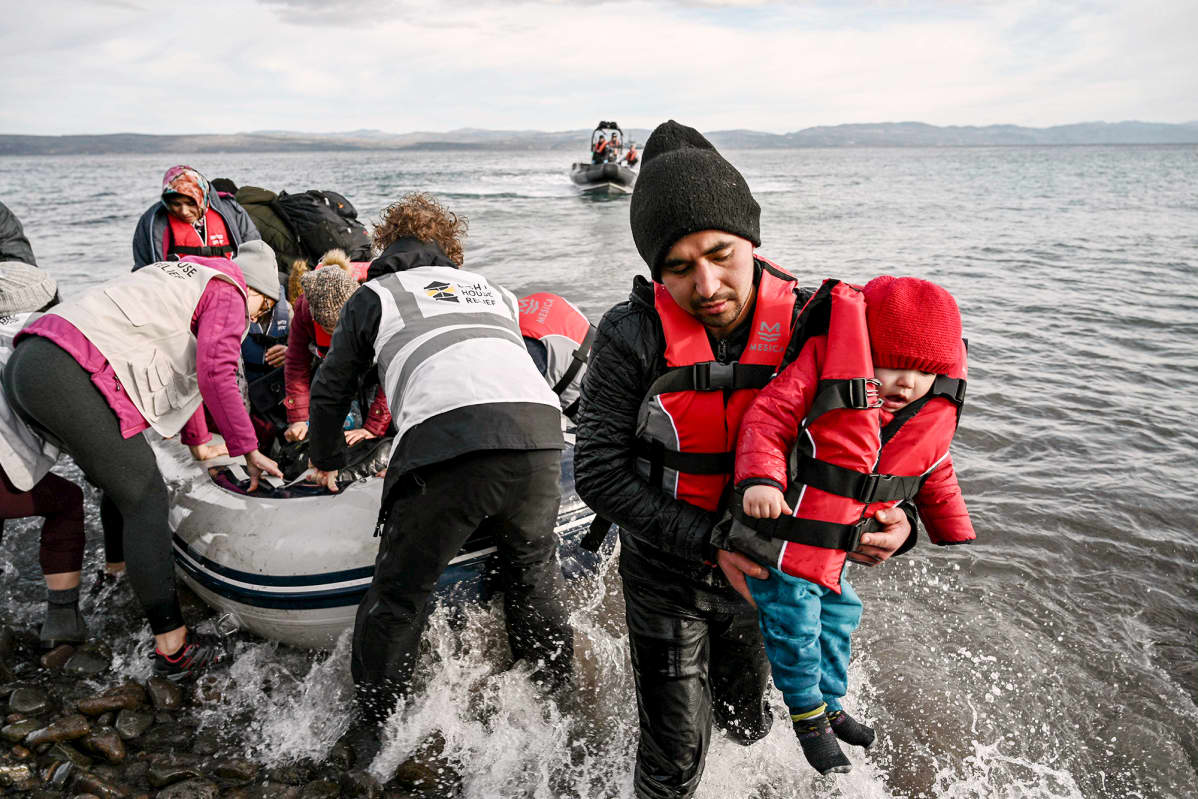 Afgaanisiirtolaiset rantautuvat Lesboksen saarelle Kreikassa.